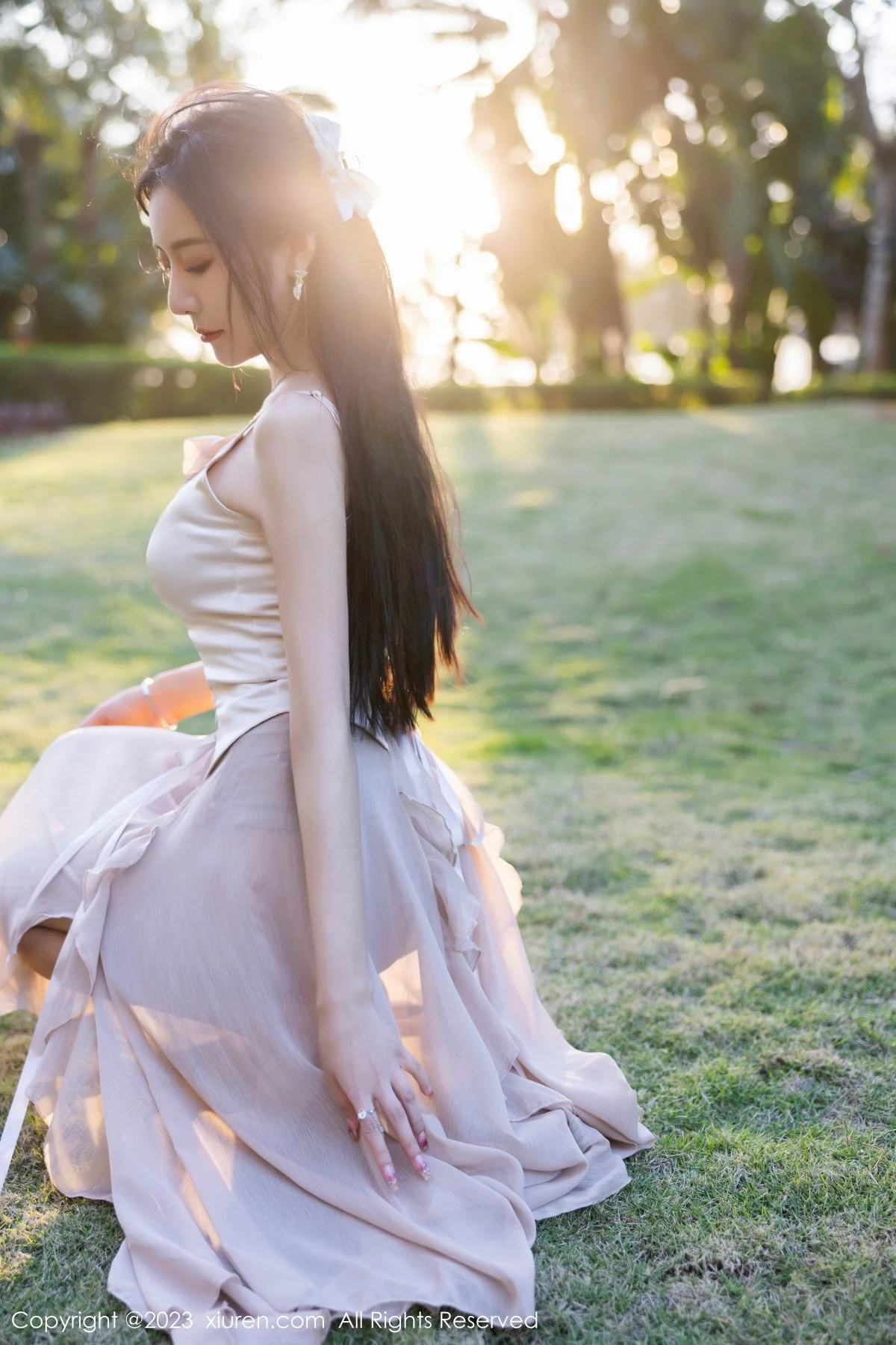 XiuRen第6581期_女神王馨瑶yanni浅暖吊带长裙配肉色蕾丝袜秀完美身材诱惑写真82P