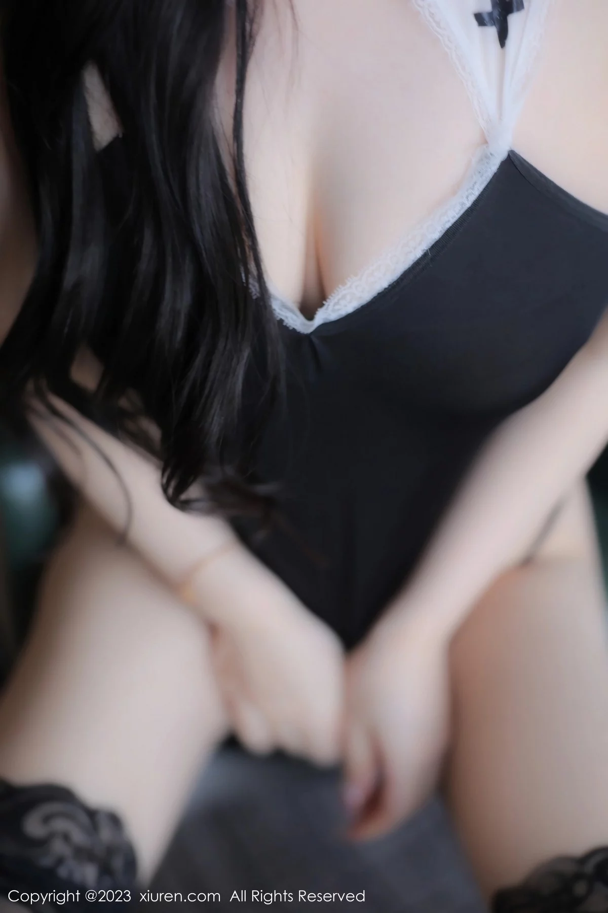 XiuRen第6577期_模特林珊珊性感黑色修女服配超薄黑丝半脱秀曼妙身姿诱惑写真86P