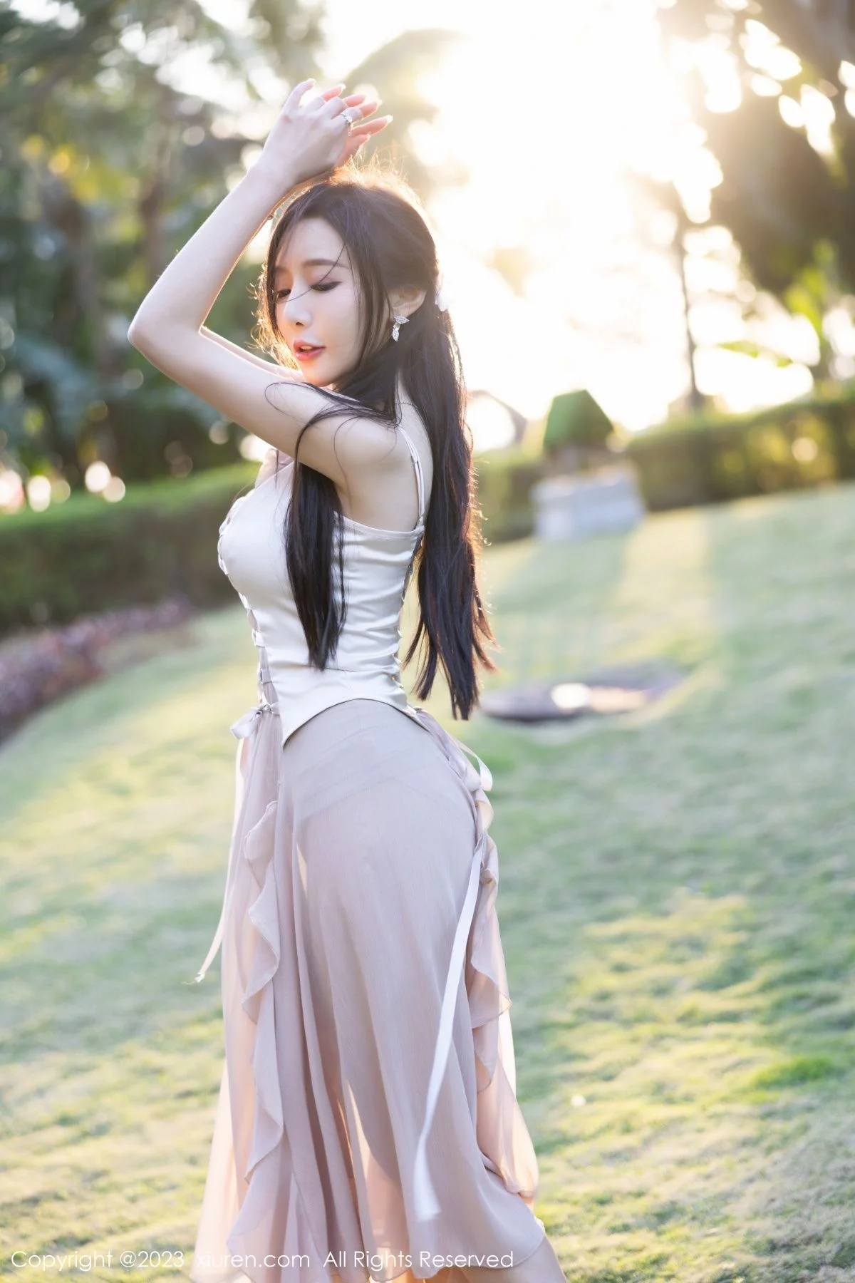 XiuRen第6581期_女神王馨瑶yanni浅暖吊带长裙配肉色蕾丝袜秀完美身材诱惑写真82P