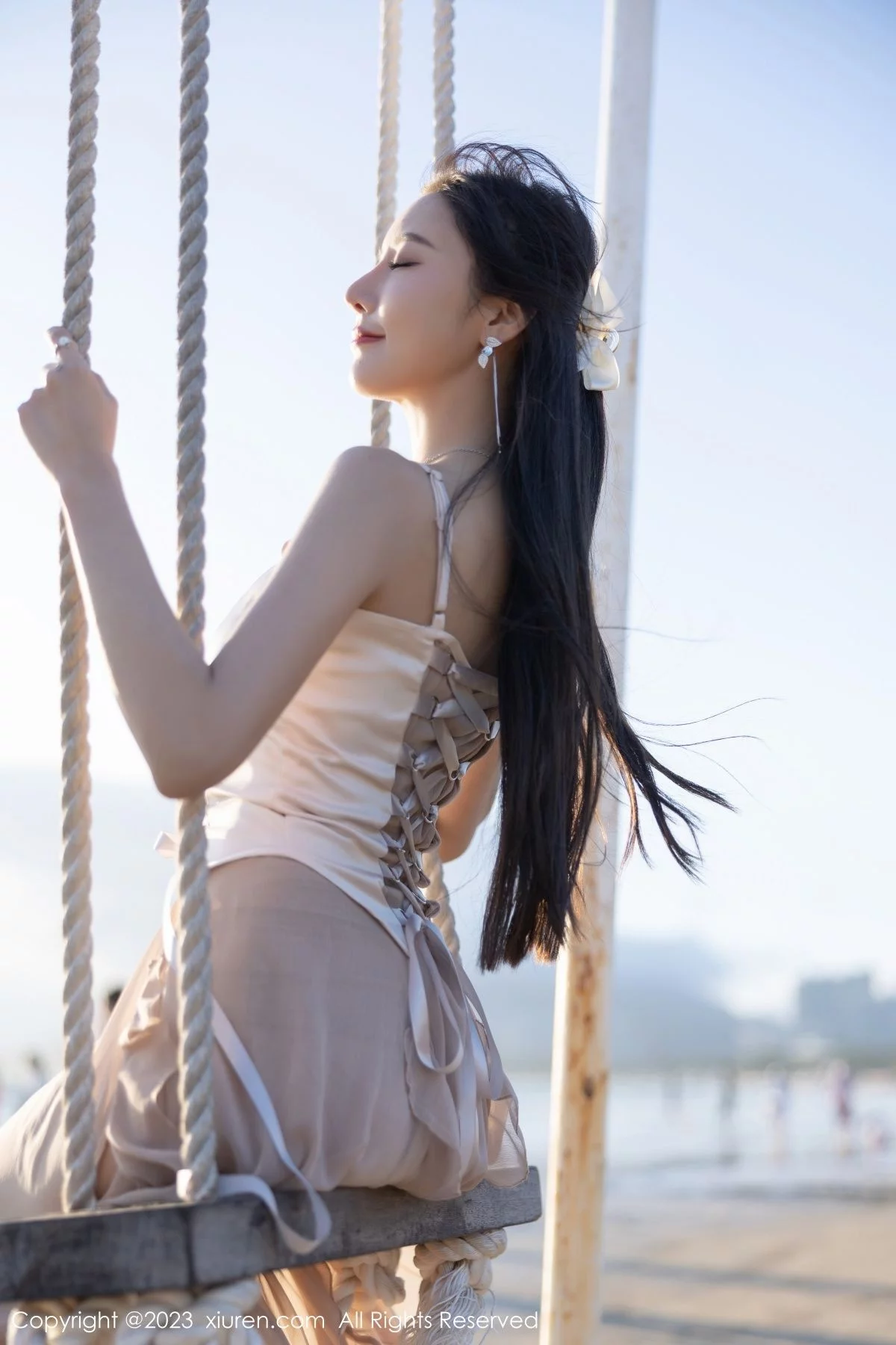 XiuRen第6581期_女神王馨瑶yanni浅暖吊带长裙配肉色蕾丝袜秀完美身材诱惑写真82P
