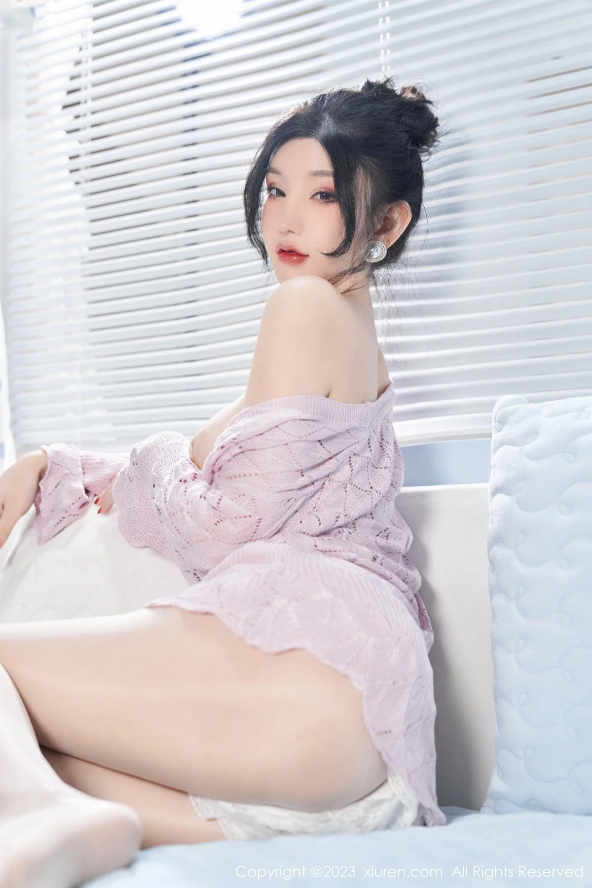 XiuRen第6580期_女神周于希Sally性感粉色服饰配超薄肉丝半脱露豪乳遮点诱惑写真80P