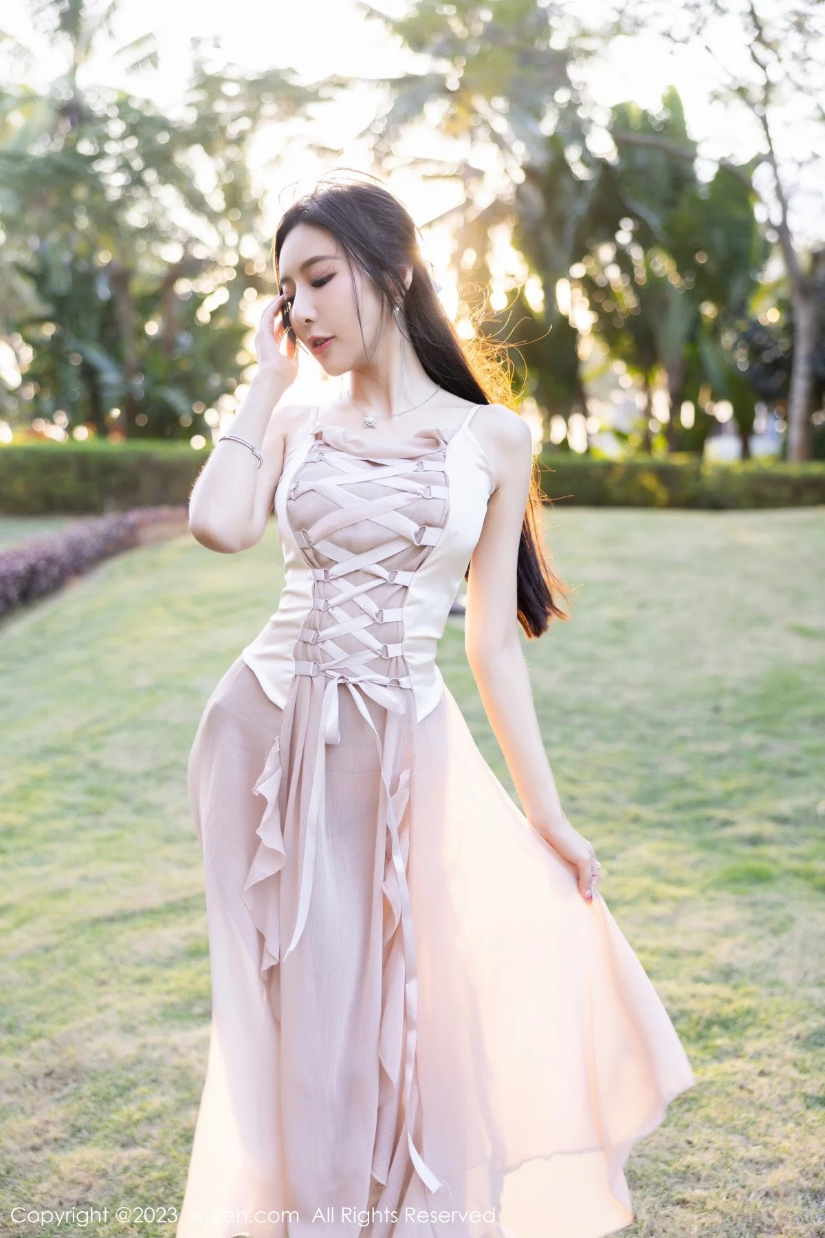 XiuRen第6581期_女神王馨瑶yanni浅暖吊带长裙配肉色蕾丝袜秀完美身材诱惑写真82P