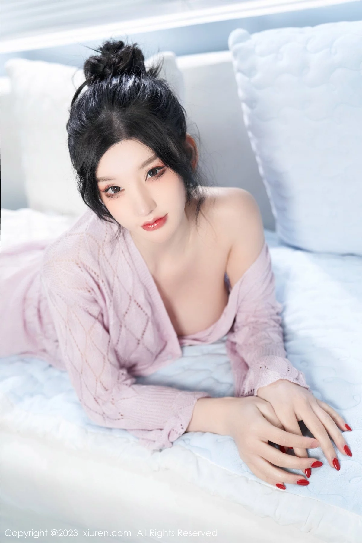 XiuRen第6580期_女神周于希Sally性感粉色服饰配超薄肉丝半脱露豪乳遮点诱惑写真80P