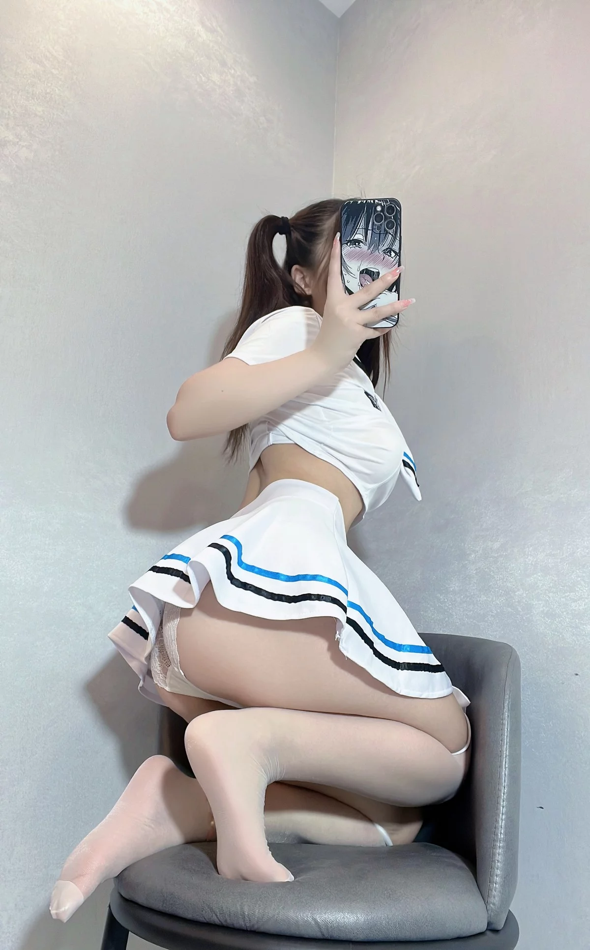 网红美女桃沢樱呀性感辣妹主题私房半脱学生装露粉色蕾丝内裤秀翘臀诱惑写真25P