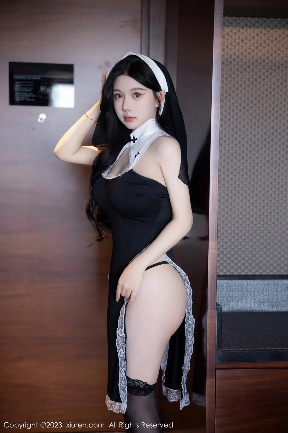 XiuRen第6577期_模特林珊珊性感黑色修女服配超薄黑丝半脱秀曼妙身姿诱惑写真86P