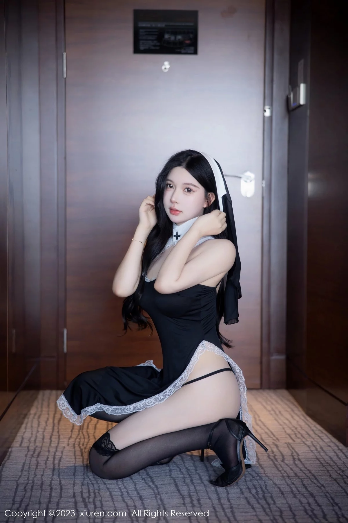 XiuRen第6577期_模特林珊珊性感黑色修女服配超薄黑丝半脱秀曼妙身姿诱惑写真86P