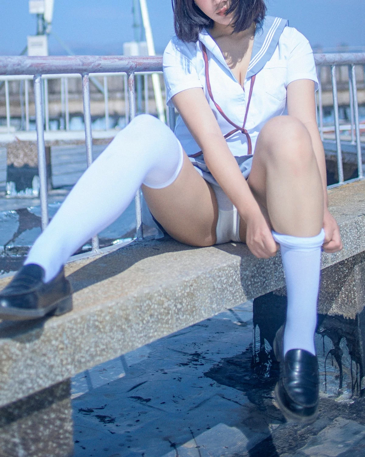 美少女博主阿汐汐W天台JK主题户外脱性感JK制服露白色内衣配白丝袜诱惑写真40P