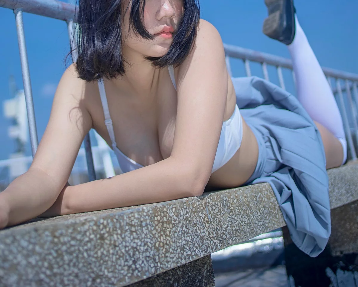 美少女博主阿汐汐W天台JK主题户外脱性感JK制服露白色内衣配白丝袜诱惑写真40P