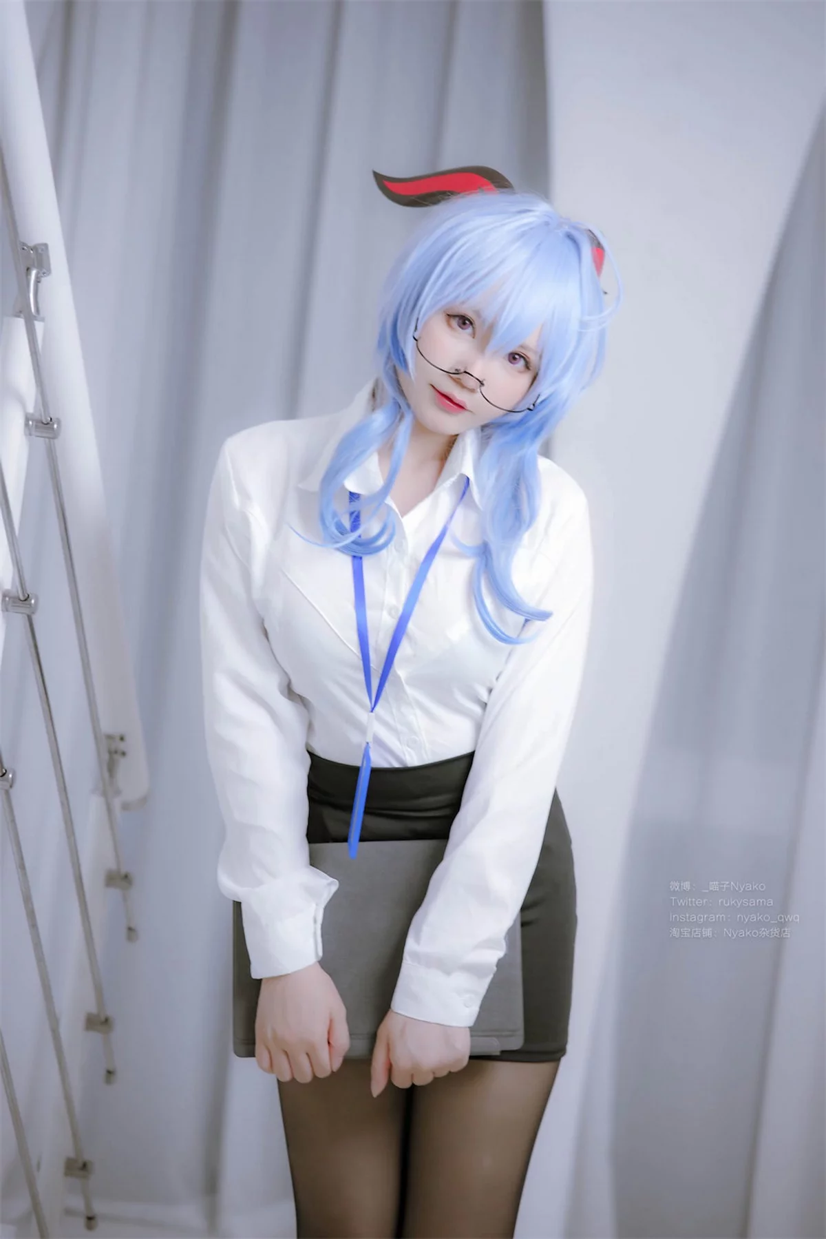 网络美女Nyako喵子原神甘雨OL主题性感白T配黑短裙半脱露丰满身材诱惑写真79P