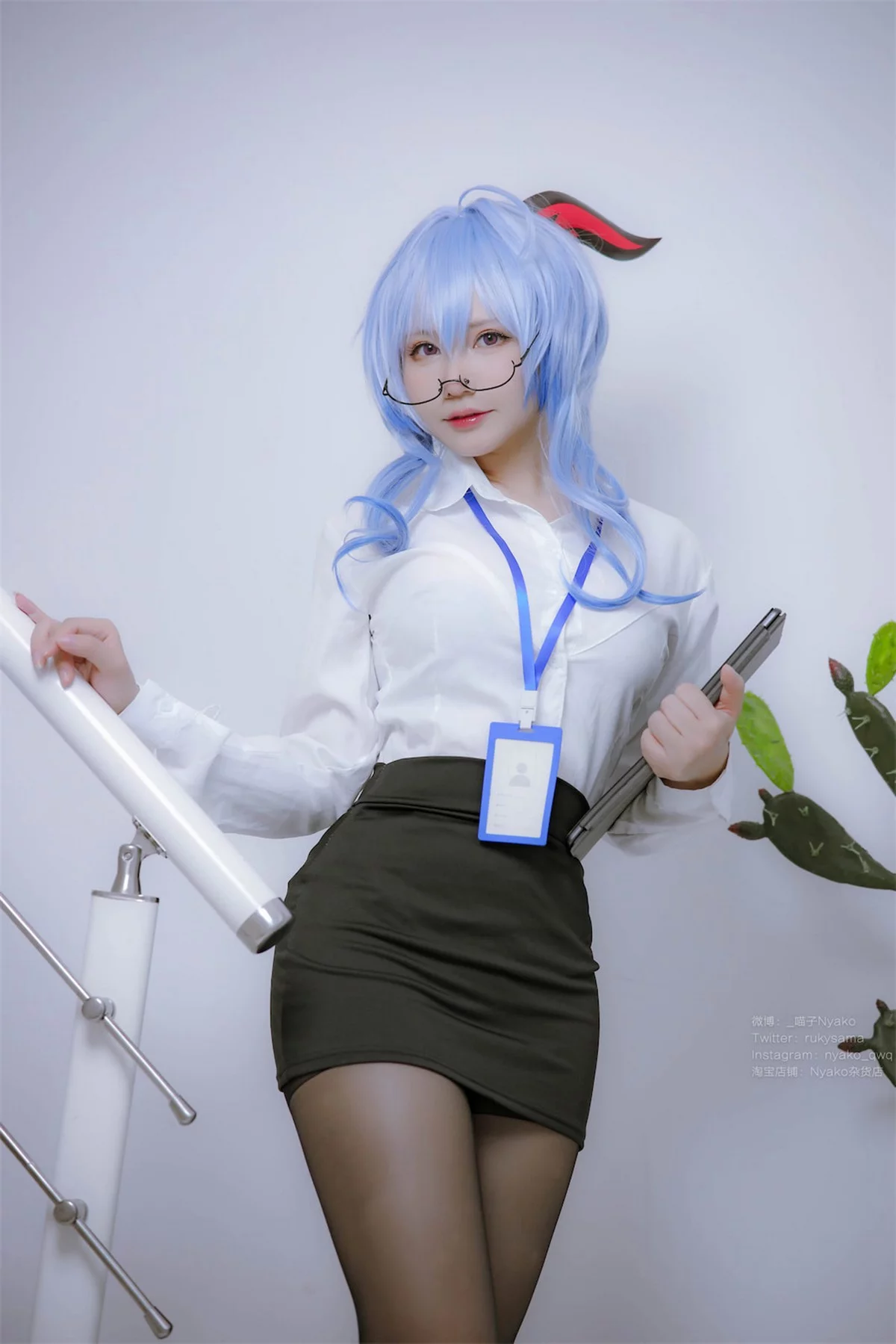 网络美女Nyako喵子原神甘雨OL主题性感白T配黑短裙半脱露丰满身材诱惑写真79P
