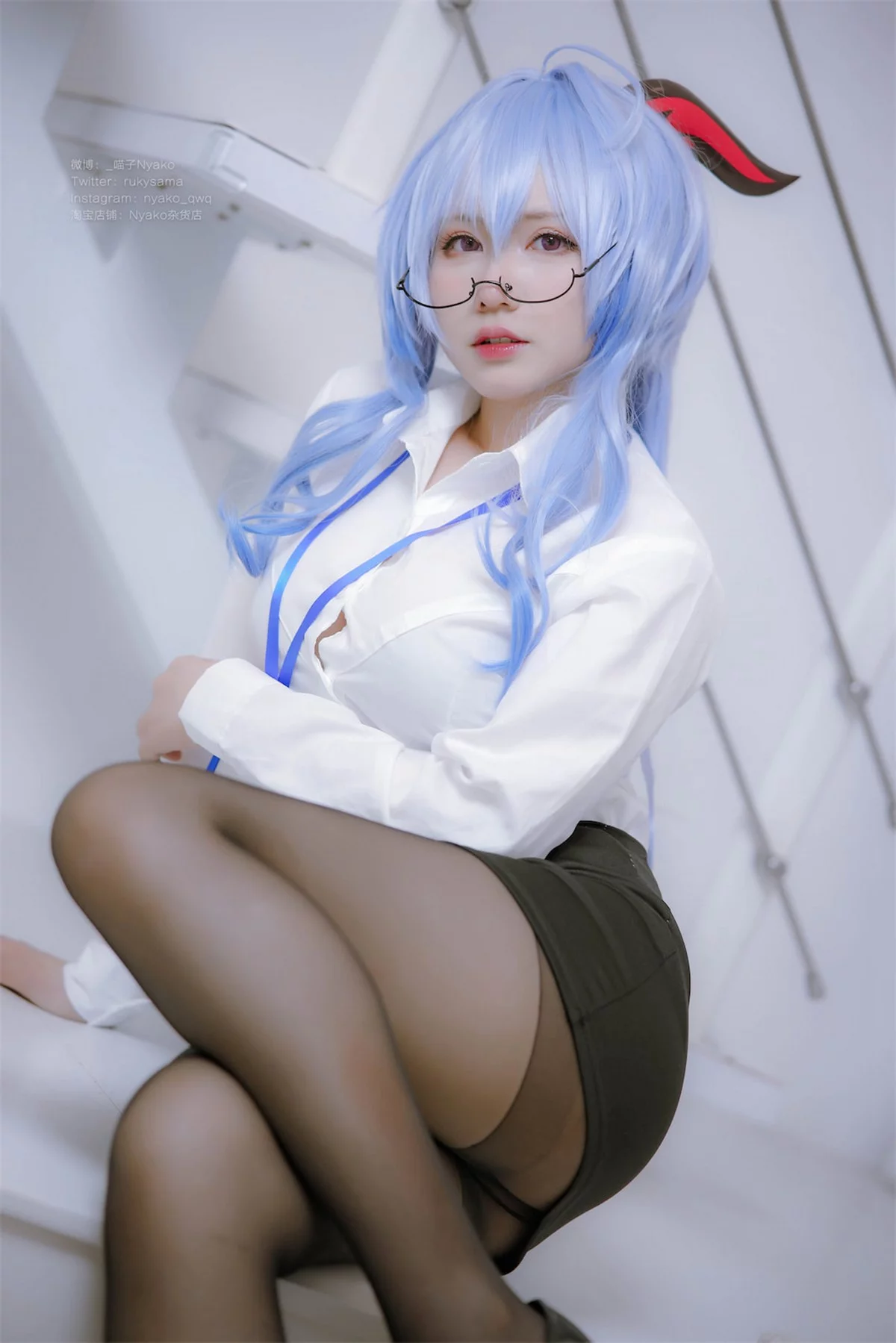 网络美女Nyako喵子原神甘雨OL主题性感白T配黑短裙半脱露丰满身材诱惑写真79P