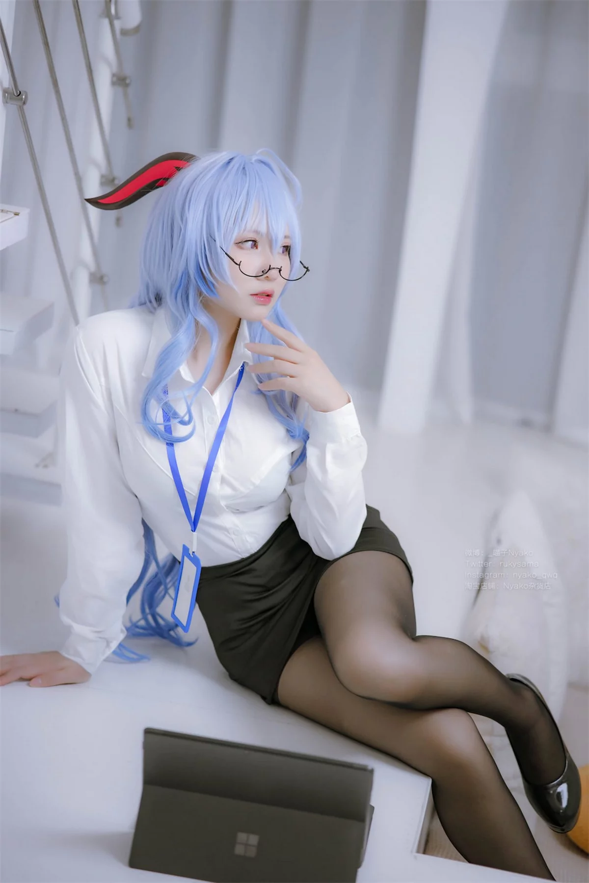 网络美女Nyako喵子原神甘雨OL主题性感白T配黑短裙半脱露丰满身材诱惑写真79P