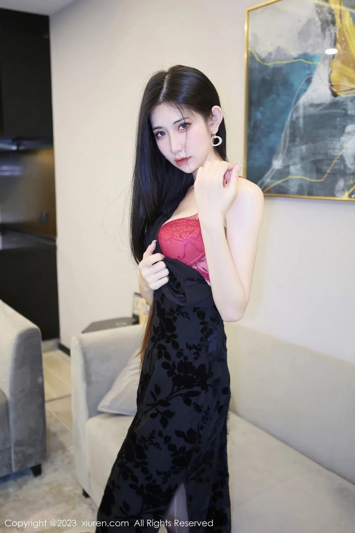XiuRen第6583期_模特依娜Yina黑色短款旗袍露红色蕾丝内衣配开档黑丝诱惑写真82P