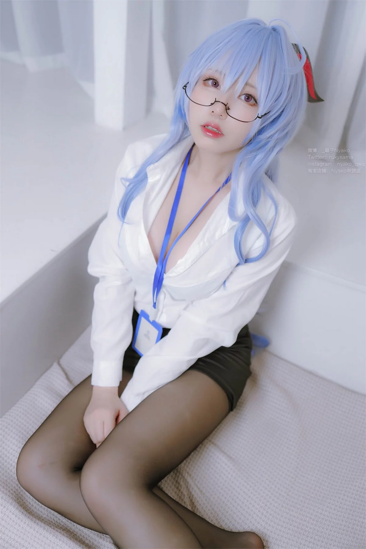 网络美女Nyako喵子原神甘雨OL主题性感白T配黑短裙半脱露丰满身材诱惑写真79P