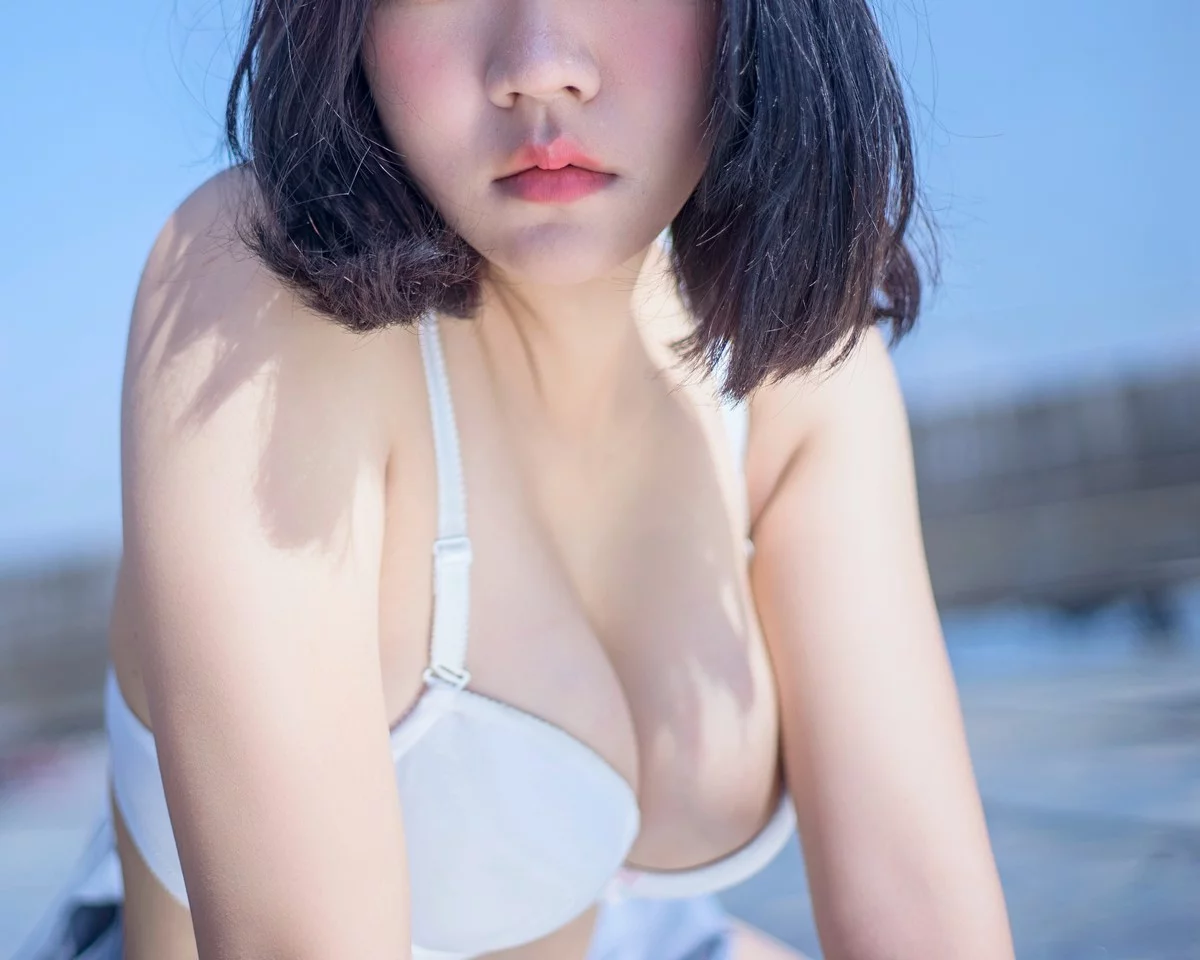 美少女博主阿汐汐W天台JK主题户外脱性感JK制服露白色内衣配白丝袜诱惑写真40P