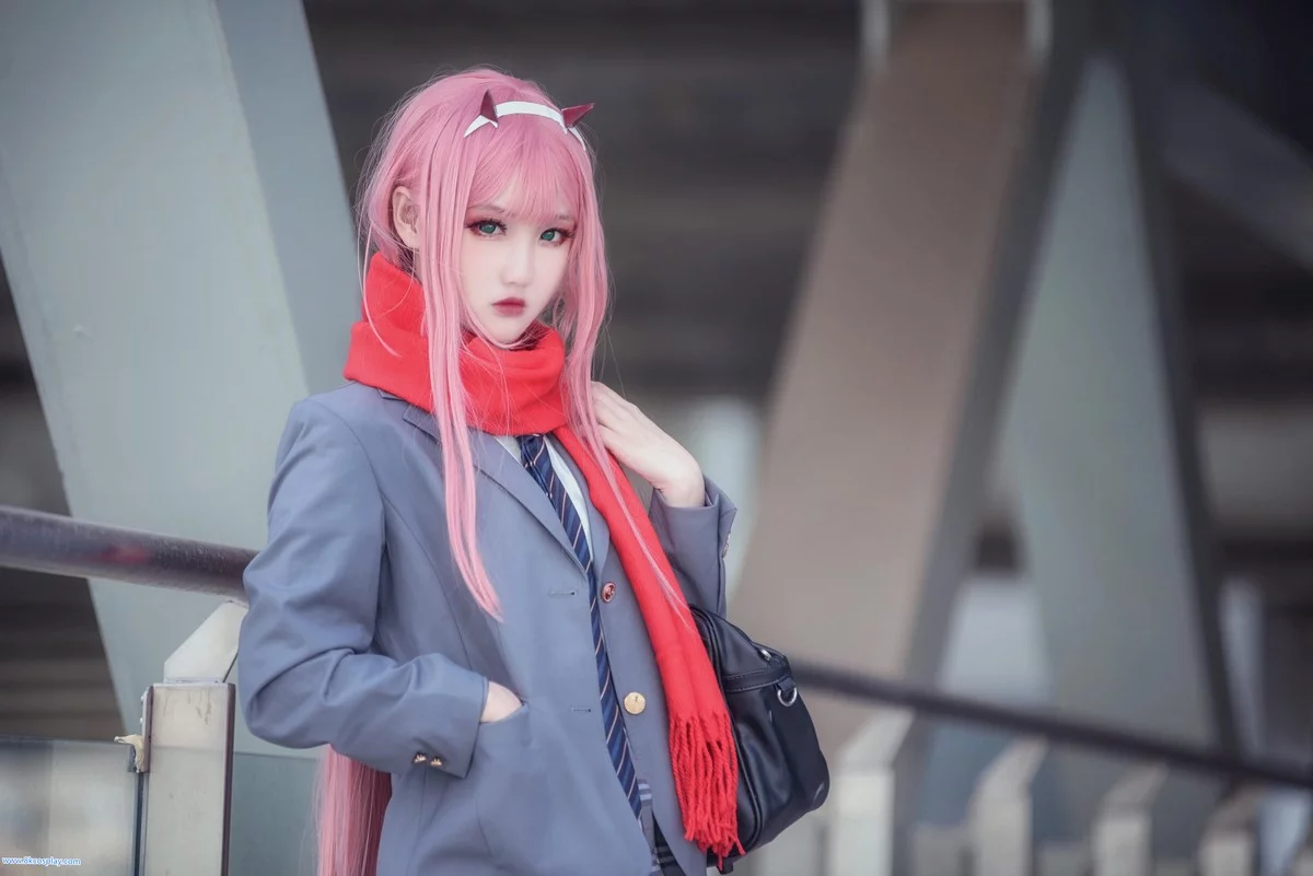 微博红人Coser楚楚子草莓制服主题户外性感制服系列秀完美身材迷人写真39P