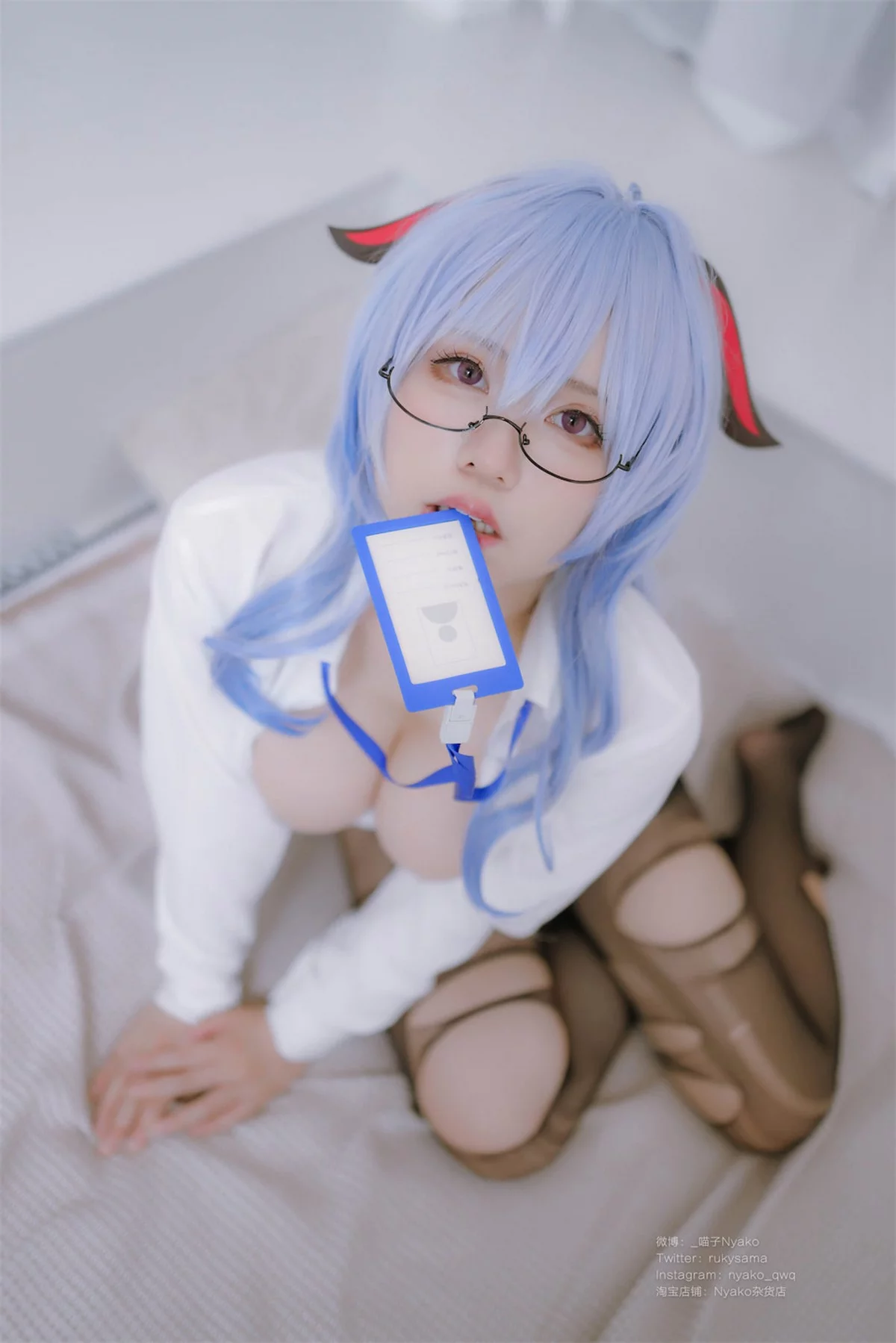 网络美女Nyako喵子原神甘雨OL主题性感白T配黑短裙半脱露丰满身材诱惑写真79P