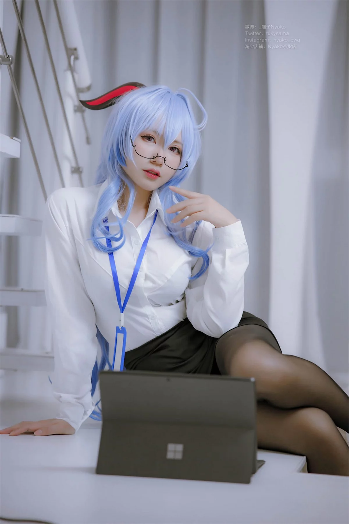 网络美女Nyako喵子原神甘雨OL主题性感白T配黑短裙半脱露丰满身材诱惑写真79P