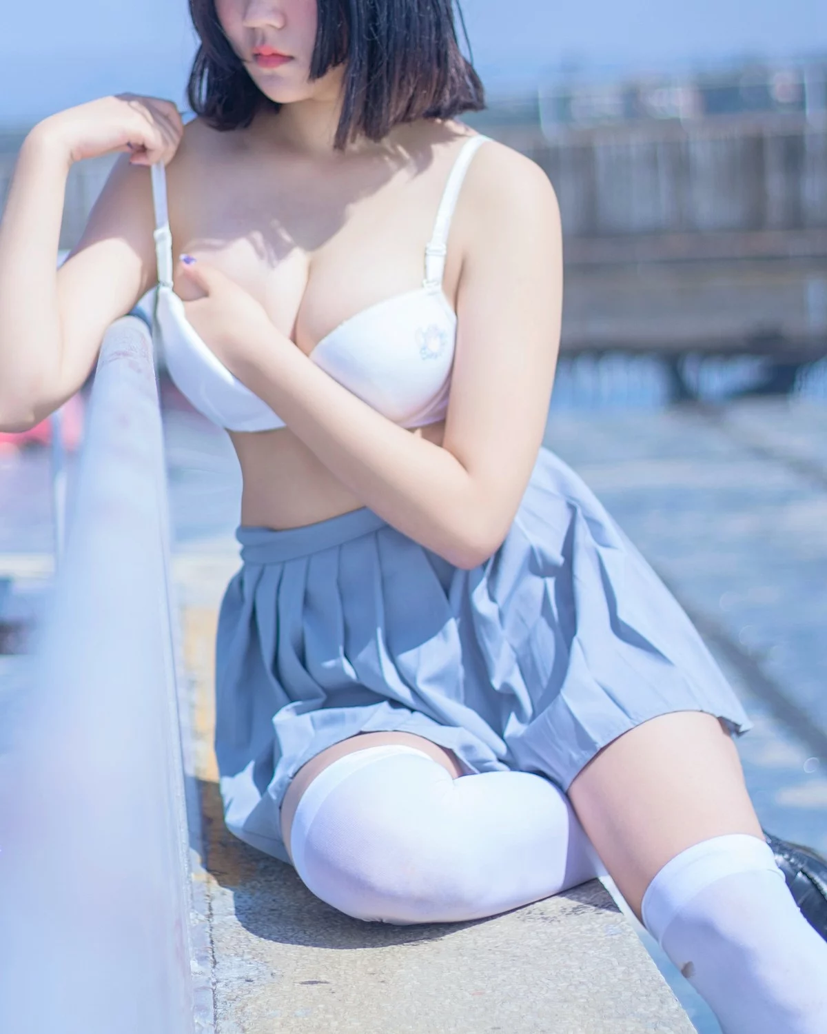 美少女博主阿汐汐W天台JK主题户外脱性感JK制服露白色内衣配白丝袜诱惑写真40P