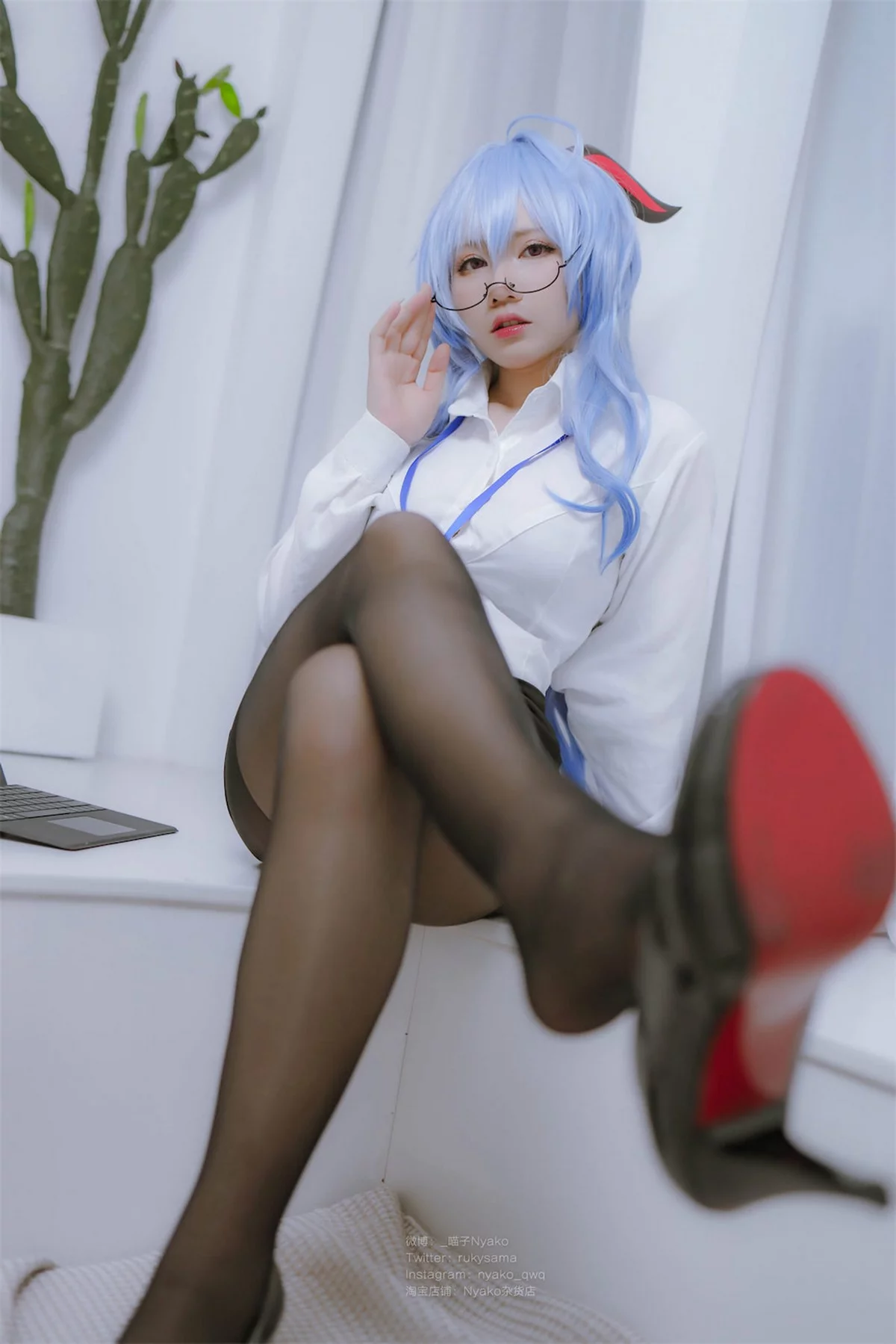 网络美女Nyako喵子原神甘雨OL主题性感白T配黑短裙半脱露丰满身材诱惑写真79P