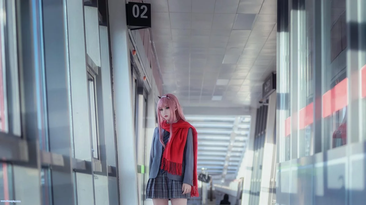 微博红人Coser楚楚子草莓制服主题户外性感制服系列秀完美身材迷人写真39P