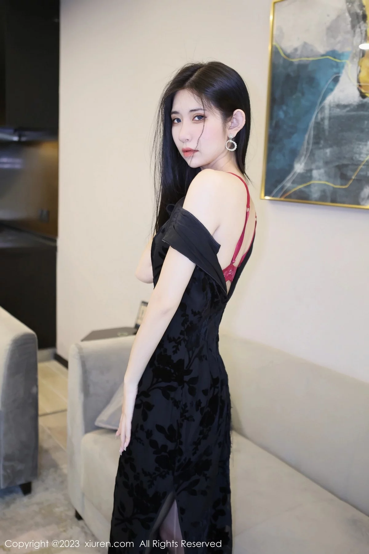 XiuRen第6583期_模特依娜Yina黑色短款旗袍露红色蕾丝内衣配开档黑丝诱惑写真82P