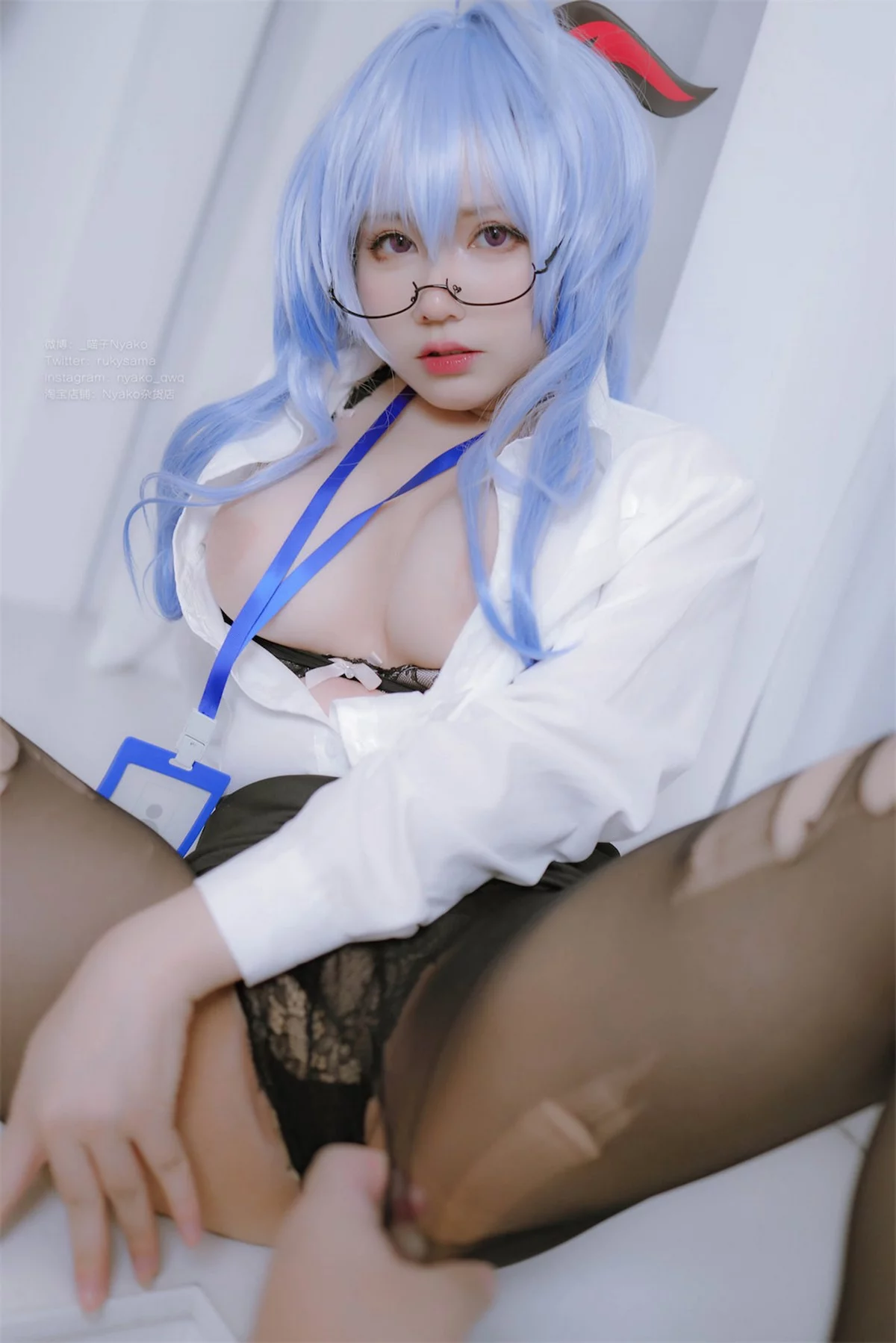 网络美女Nyako喵子原神甘雨OL主题性感白T配黑短裙半脱露丰满身材诱惑写真79P