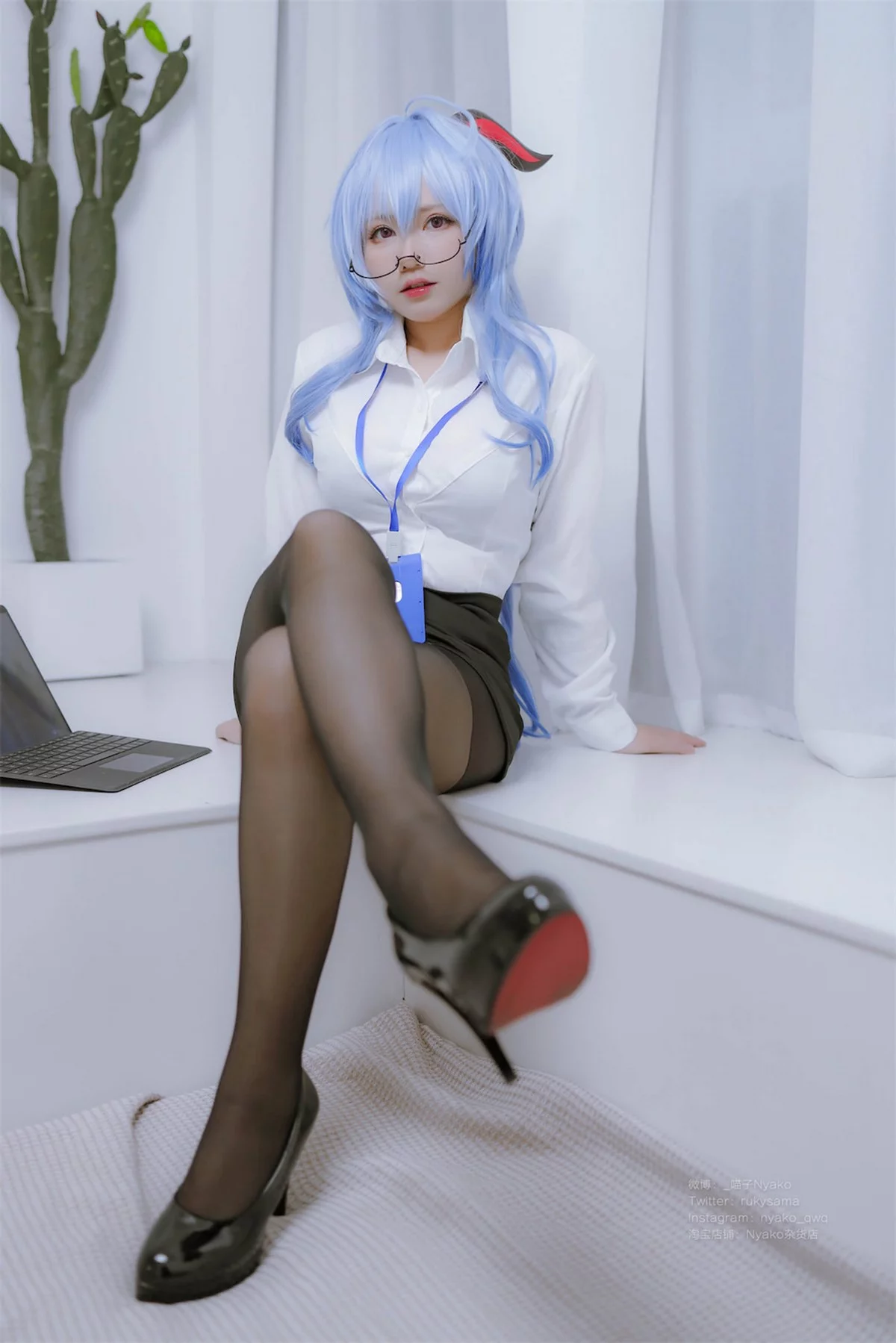 网络美女Nyako喵子原神甘雨OL主题性感白T配黑短裙半脱露丰满身材诱惑写真79P