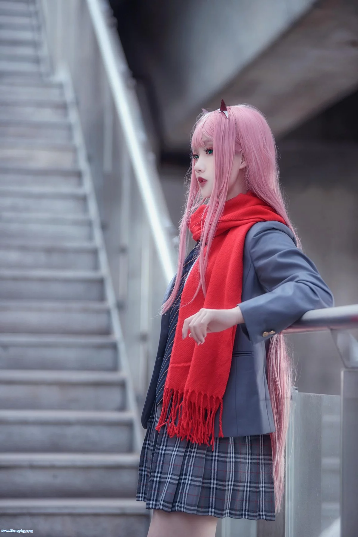 微博红人Coser楚楚子草莓制服主题户外性感制服系列秀完美身材迷人写真39P