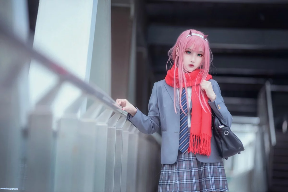 微博红人Coser楚楚子草莓制服主题户外性感制服系列秀完美身材迷人写真39P