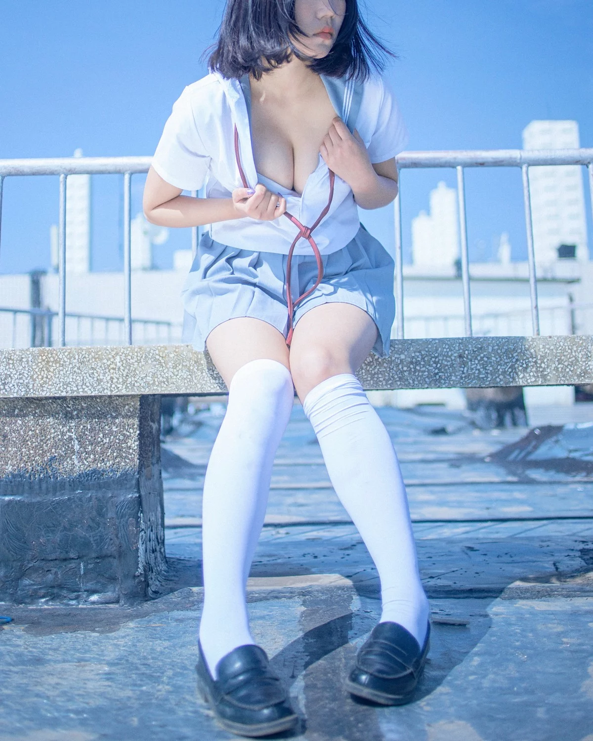 美少女博主阿汐汐W天台JK主题户外脱性感JK制服露白色内衣配白丝袜诱惑写真40P