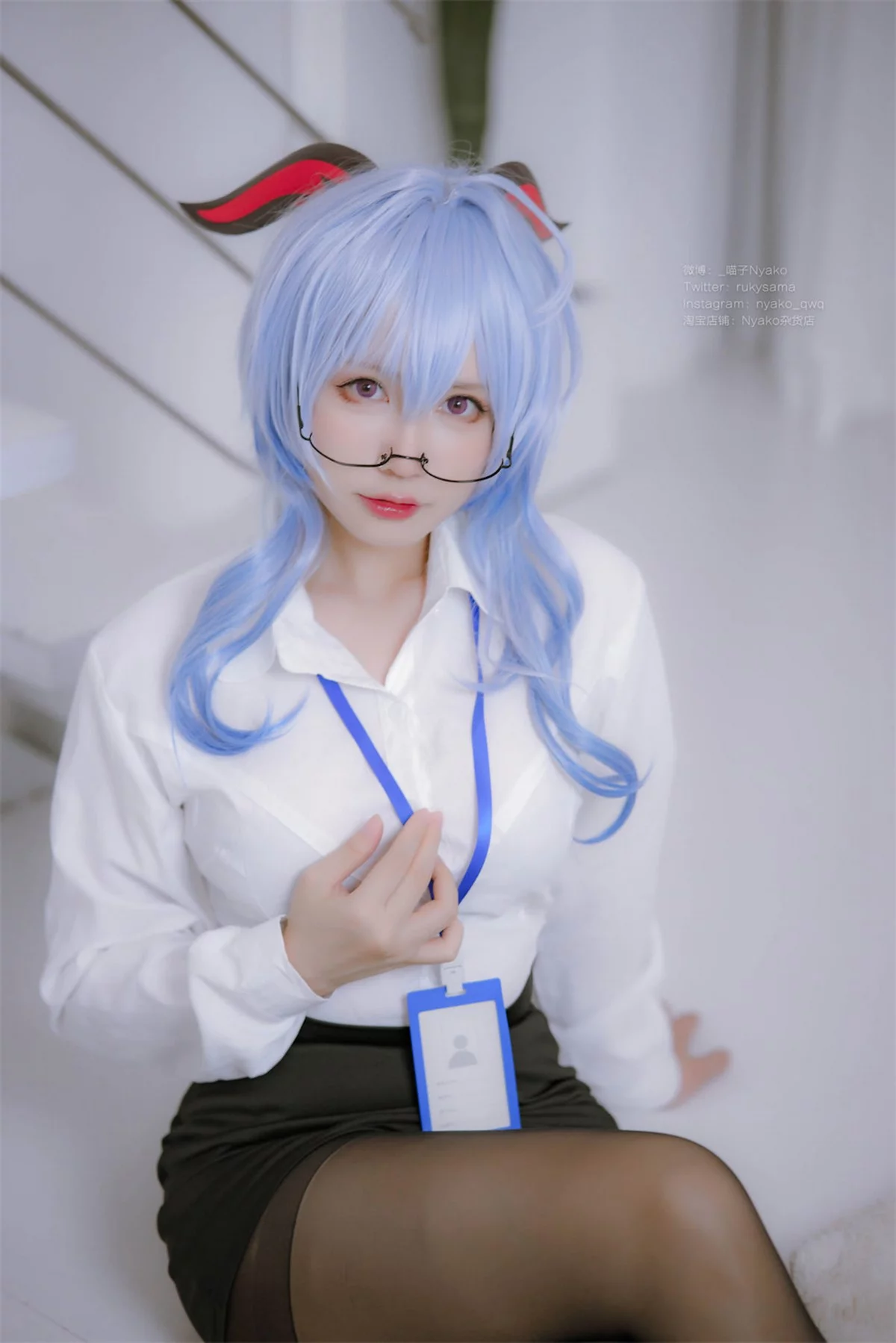 网络美女Nyako喵子原神甘雨OL主题性感白T配黑短裙半脱露丰满身材诱惑写真79P