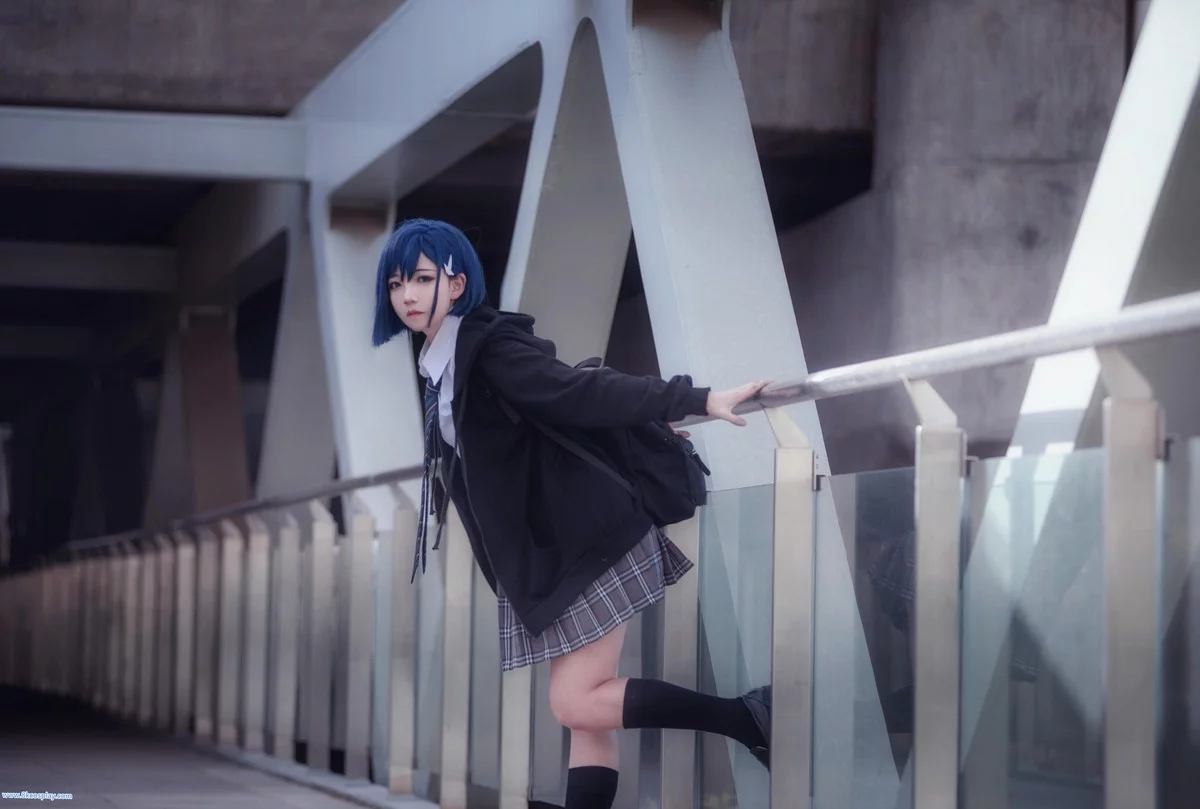 微博红人Coser楚楚子草莓制服主题户外性感制服系列秀完美身材迷人写真39P