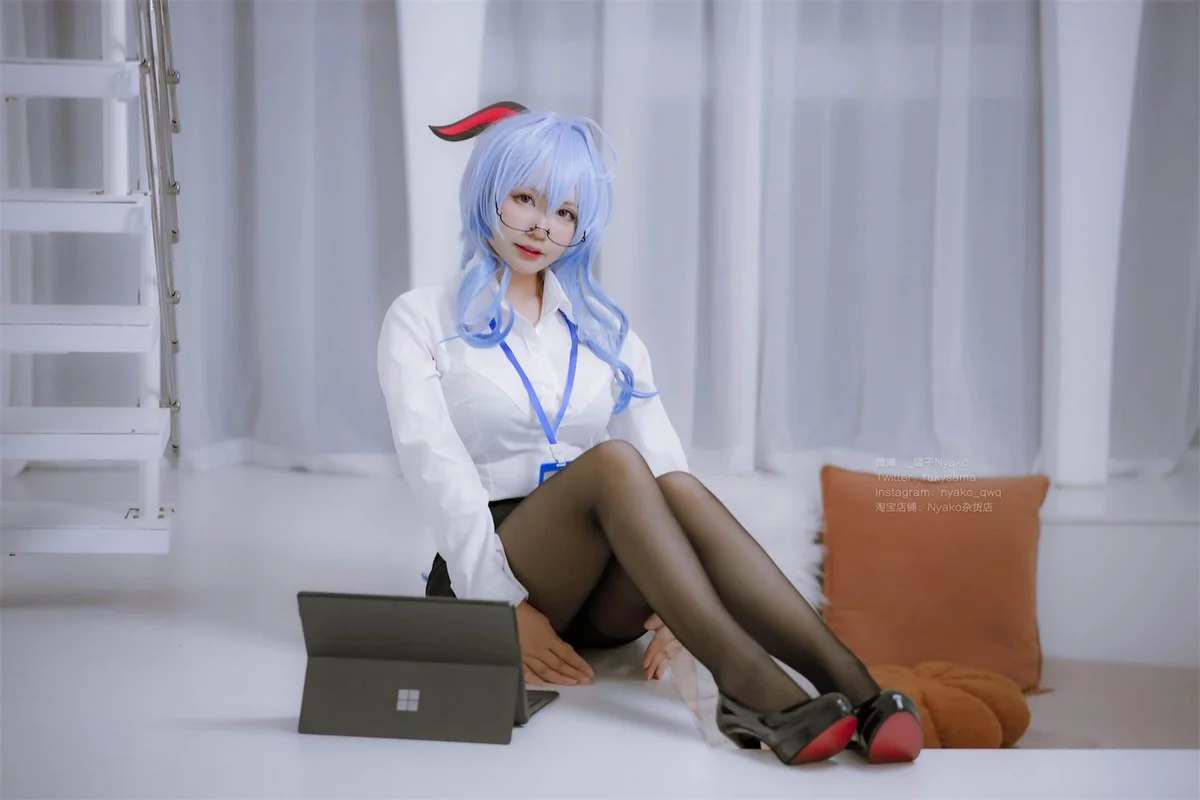 网络美女Nyako喵子原神甘雨OL主题性感白T配黑短裙半脱露丰满身材诱惑写真79P