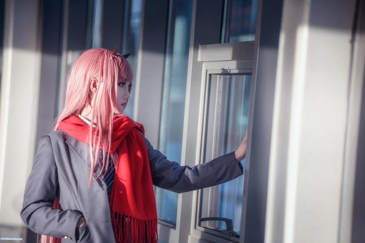 微博红人Coser楚楚子草莓制服主题户外性感制服系列秀完美身材迷人写真39P