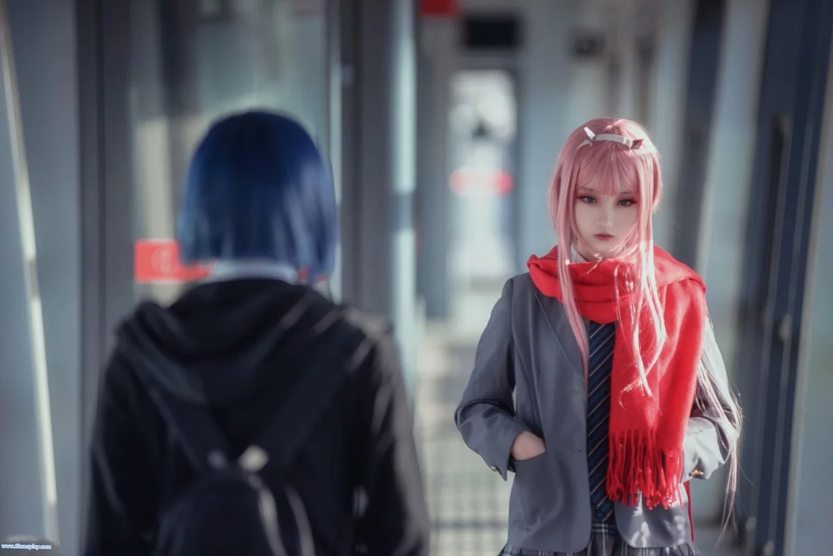 微博红人Coser楚楚子草莓制服主题户外性感制服系列秀完美身材迷人写真39P