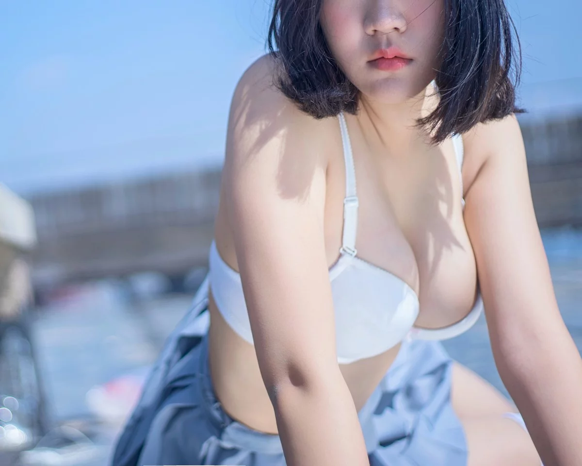 美少女博主阿汐汐W天台JK主题户外脱性感JK制服露白色内衣配白丝袜诱惑写真40P