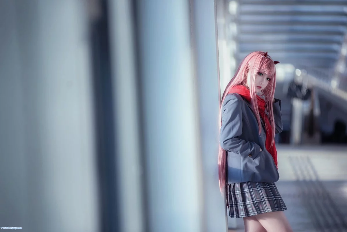 微博红人Coser楚楚子草莓制服主题户外性感制服系列秀完美身材迷人写真39P