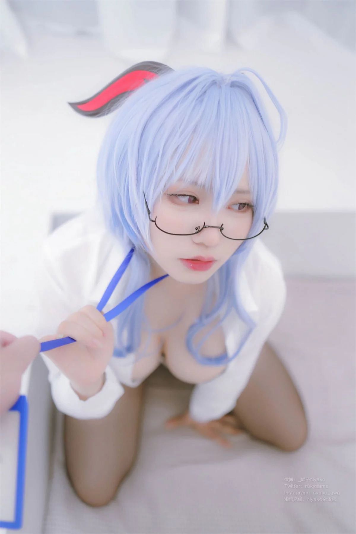 网络美女Nyako喵子原神甘雨OL主题性感白T配黑短裙半脱露丰满身材诱惑写真79P