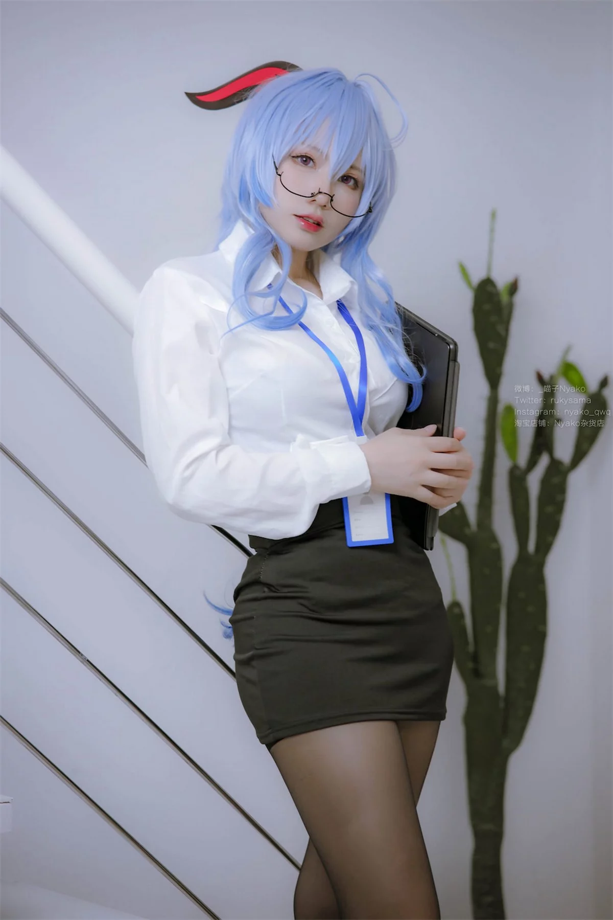 网络美女Nyako喵子原神甘雨OL主题性感白T配黑短裙半脱露丰满身材诱惑写真79P
