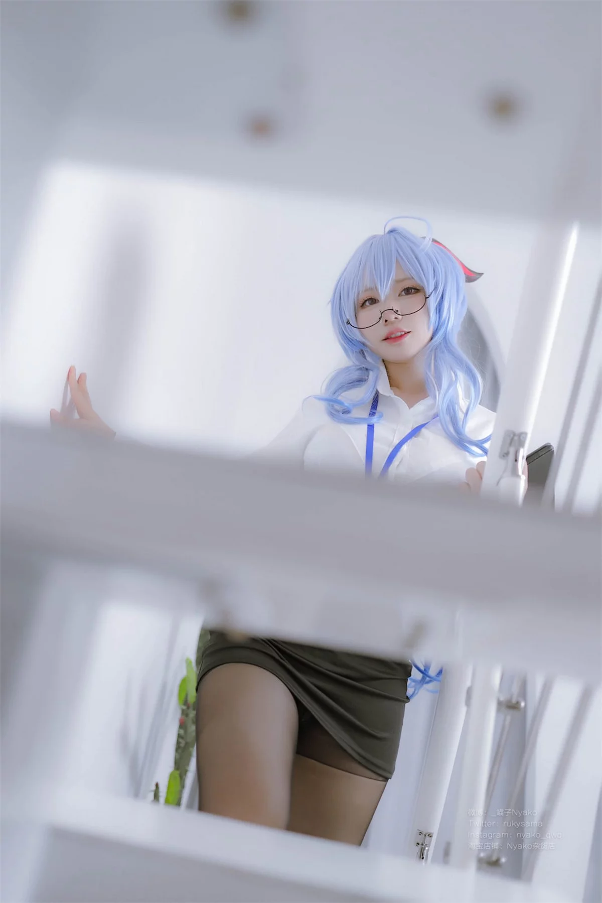 网络美女Nyako喵子原神甘雨OL主题性感白T配黑短裙半脱露丰满身材诱惑写真79P