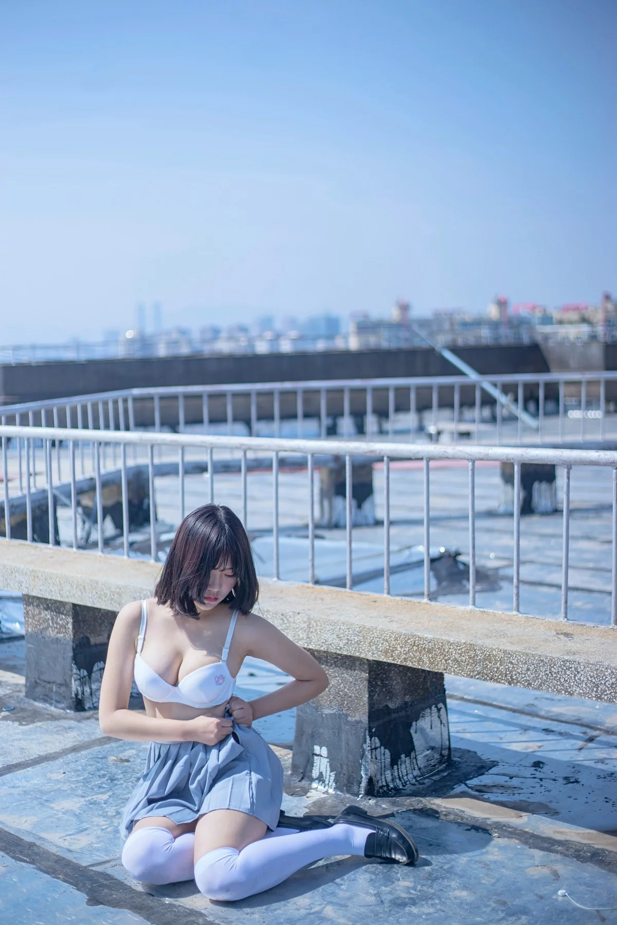 美少女博主阿汐汐W天台JK主题户外脱性感JK制服露白色内衣配白丝袜诱惑写真40P