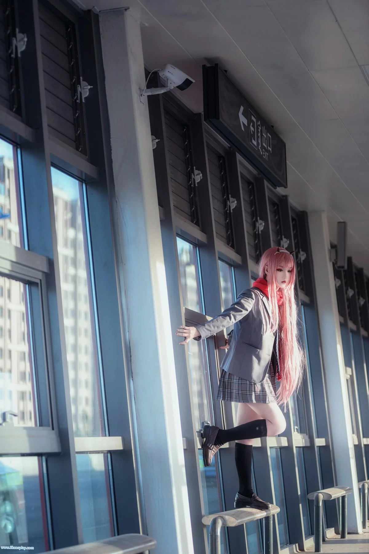 微博红人Coser楚楚子草莓制服主题户外性感制服系列秀完美身材迷人写真39P