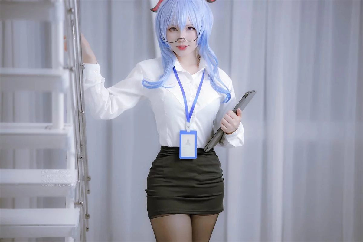 网络美女Nyako喵子原神甘雨OL主题性感白T配黑短裙半脱露丰满身材诱惑写真79P