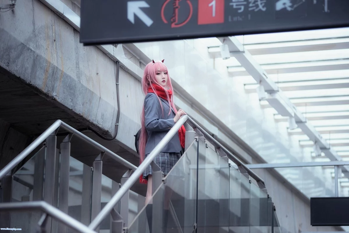 微博红人Coser楚楚子草莓制服主题户外性感制服系列秀完美身材迷人写真39P