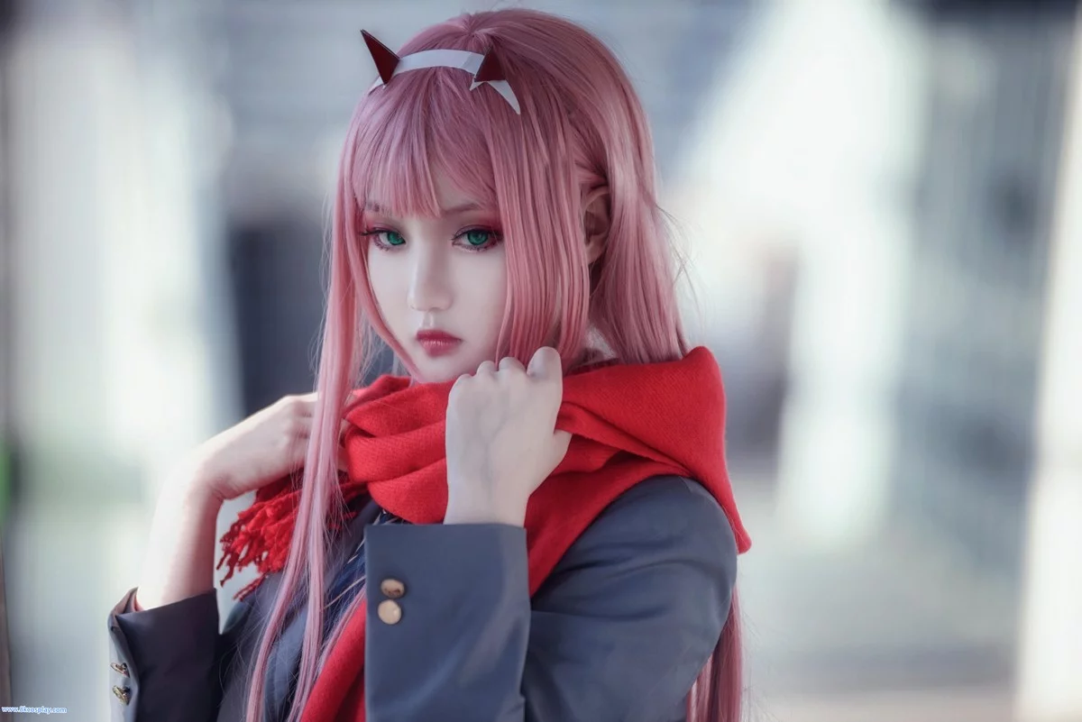 微博红人Coser楚楚子草莓制服主题户外性感制服系列秀完美身材迷人写真39P