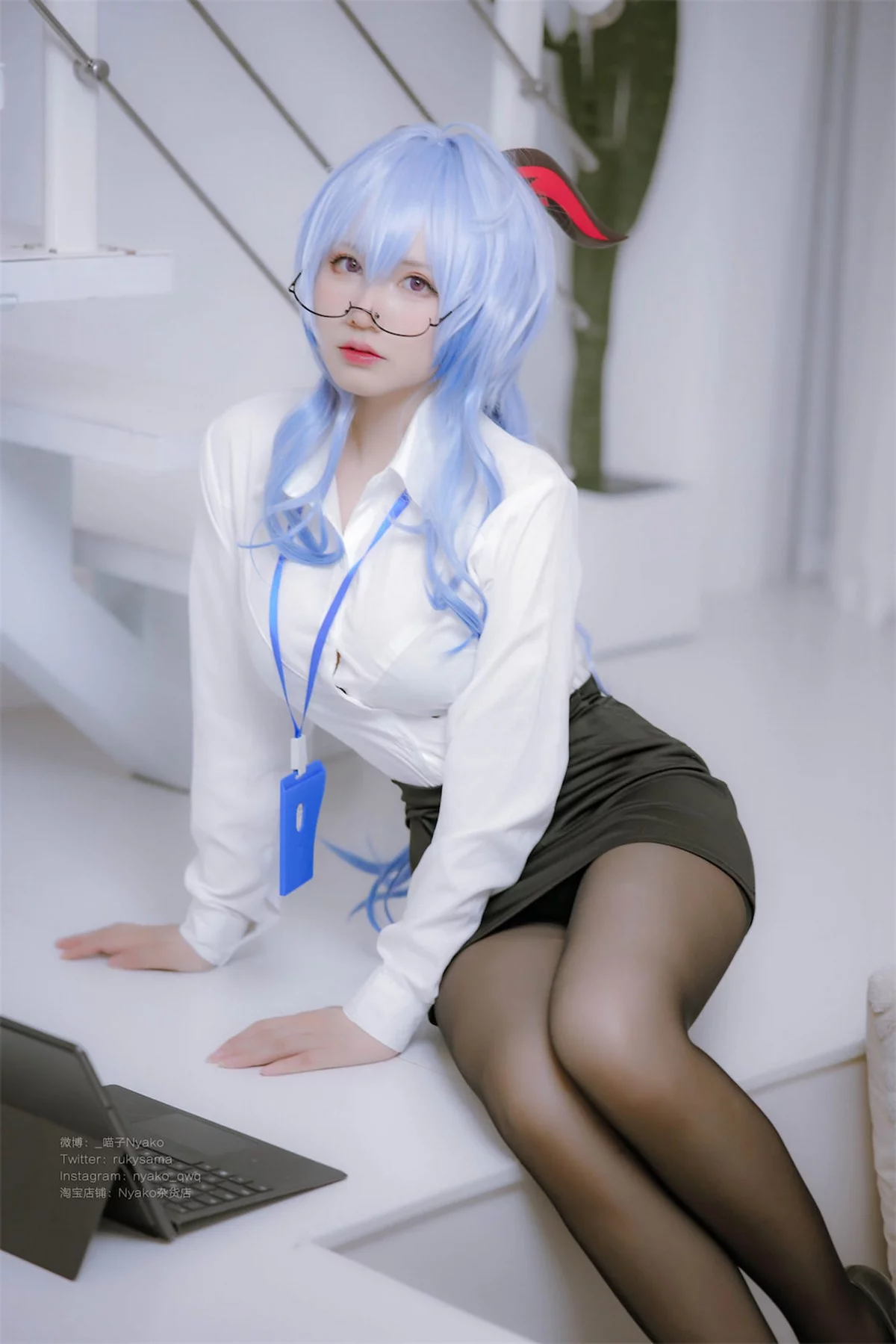 网络美女Nyako喵子原神甘雨OL主题性感白T配黑短裙半脱露丰满身材诱惑写真79P