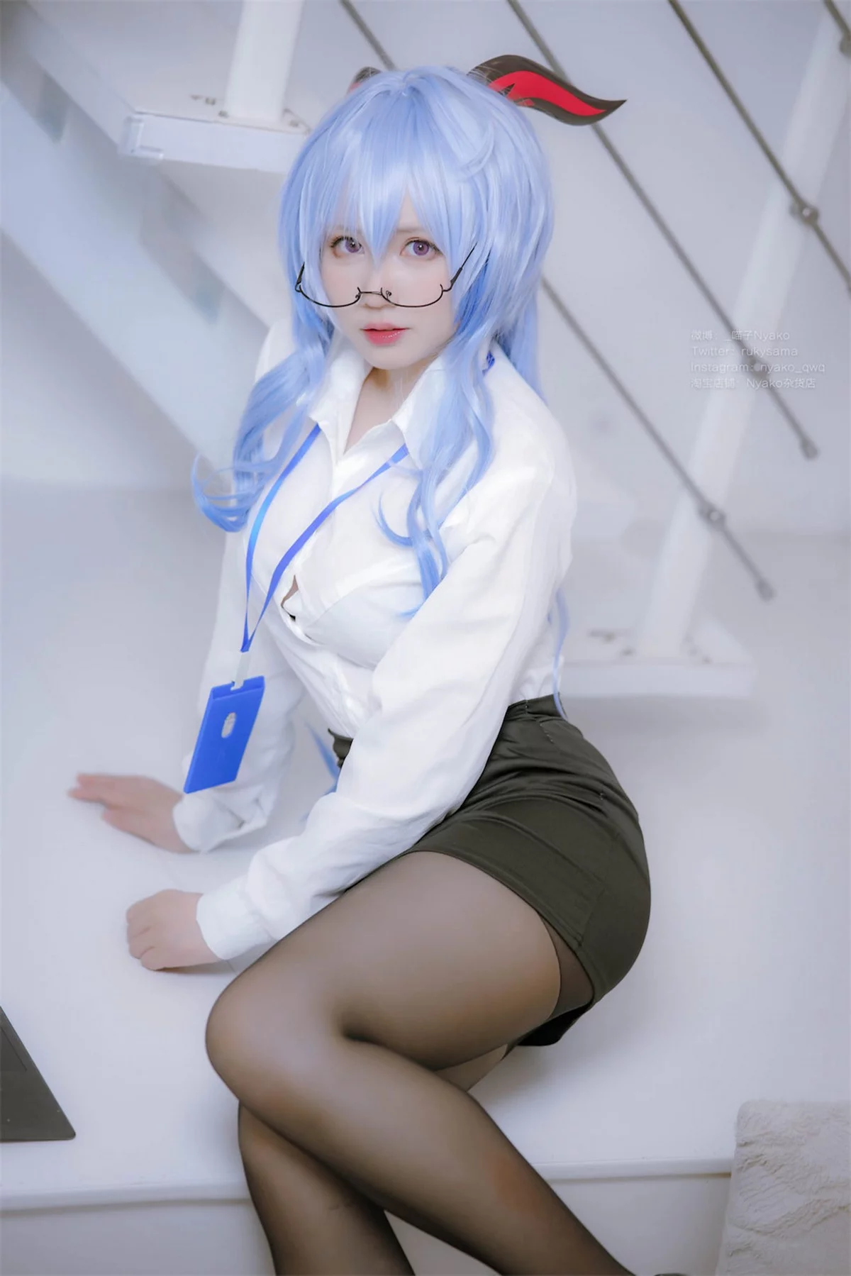 网络美女Nyako喵子原神甘雨OL主题性感白T配黑短裙半脱露丰满身材诱惑写真79P