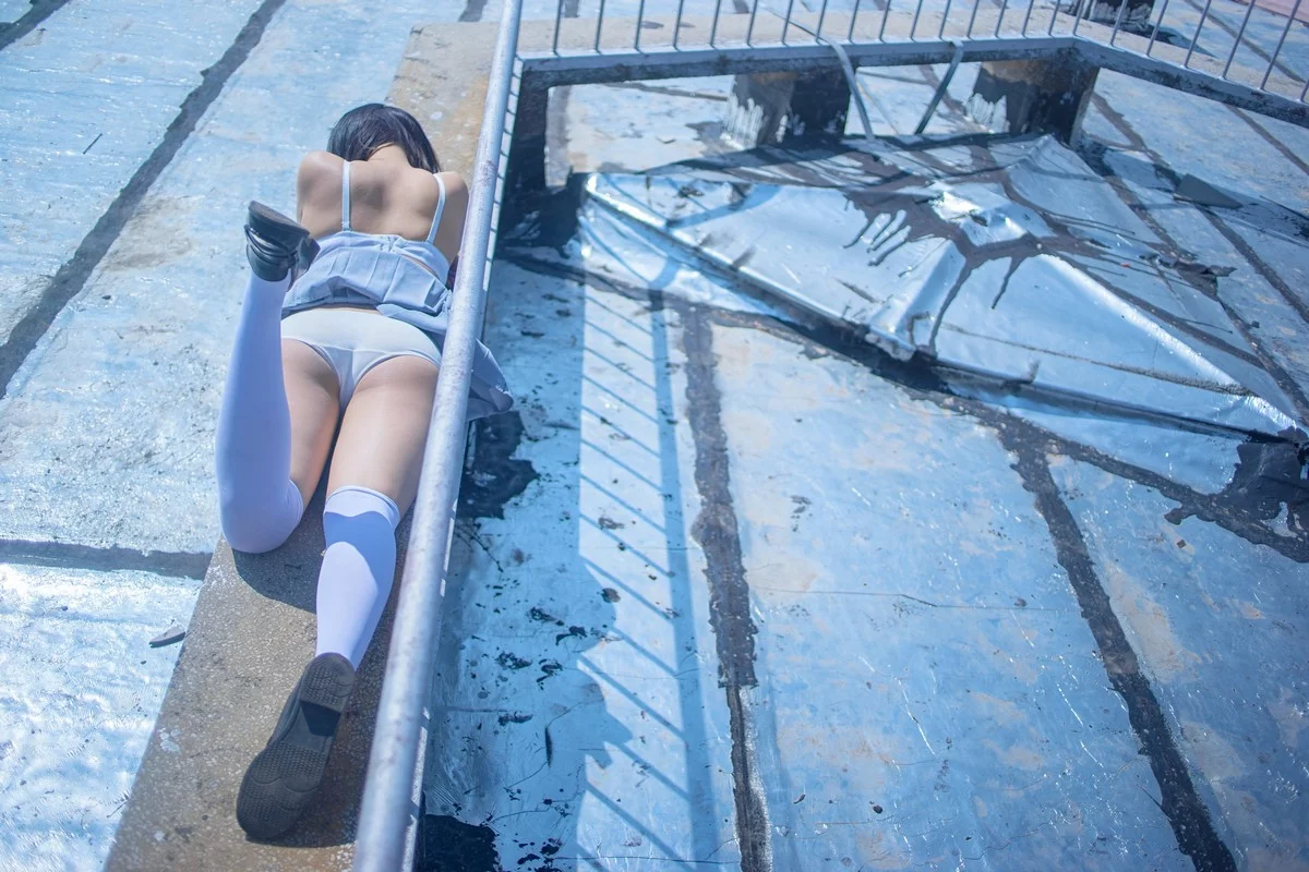 美少女博主阿汐汐W天台JK主题户外脱性感JK制服露白色内衣配白丝袜诱惑写真40P