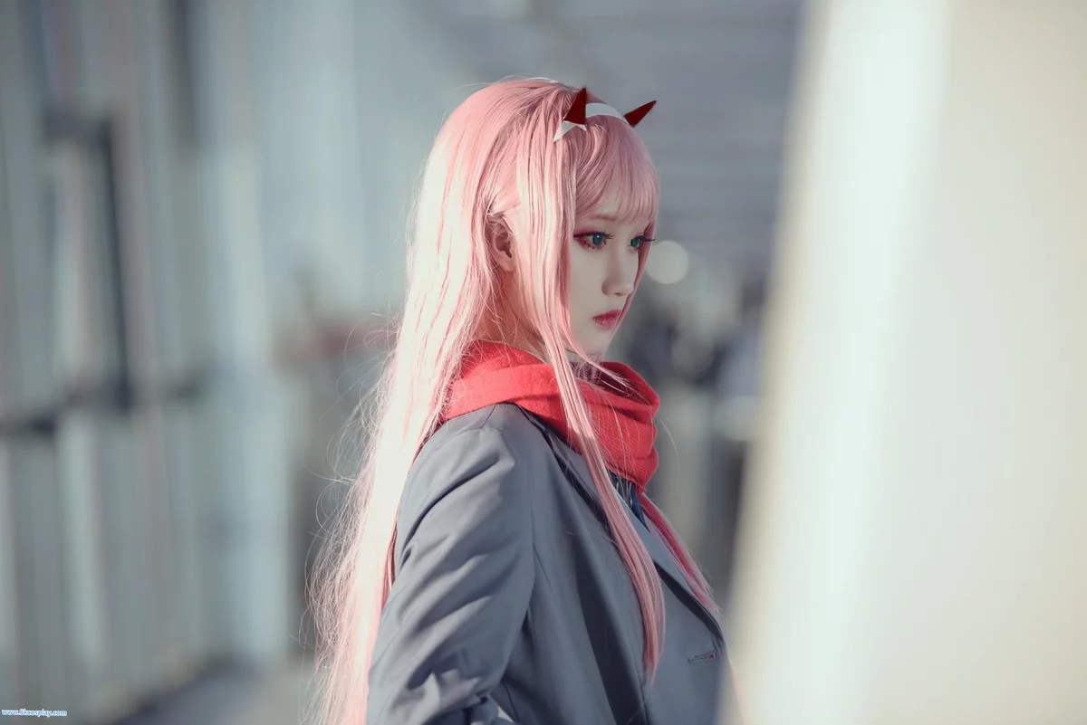 微博红人Coser楚楚子草莓制服主题户外性感制服系列秀完美身材迷人写真39P